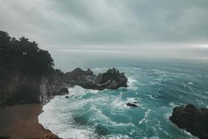 foto del océano bajo el cielo nublado