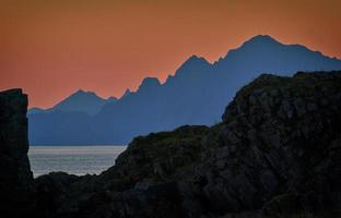 cuerpo de agua entre montañas foto