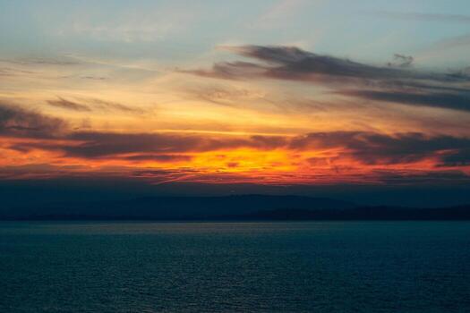 puesta de sol desde la playa foto