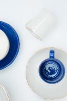 cerámica blanca y azul foto