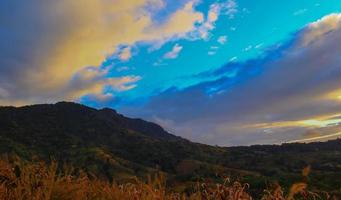 amanecer en un campo foto