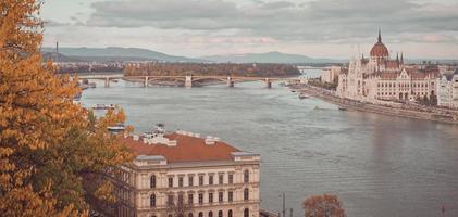 cuerpo de agua, puentes y edificios foto