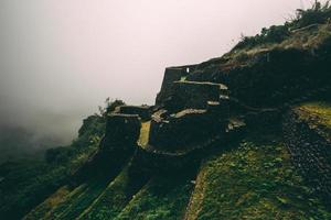 monumento inca en la cima de la montaña foto