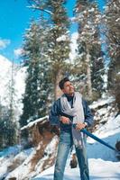 joven, posar, en, nieve, con, paraguas, en, manos foto