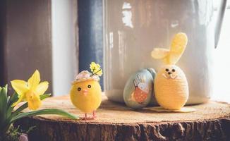 juguetes de pascua de peluche amarillo foto