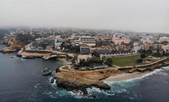 fotografía aérea de edificios costeros foto