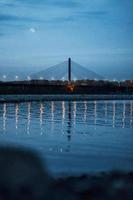 puente sobre el mar bajo un cielo azul foto