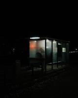 silueta de persona en la parada de autobús foto