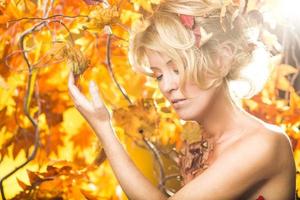 retrato de niña rubia de otoño dorado mágico en hojas