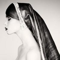 retro retrato de mujer joven con un pañuelo en la cabeza. foto