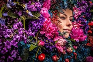 Retrato de niña de cuento de hadas rodeado de flores y plantas naturales. foto