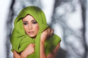 mujer con maquillaje ahumado y turbante verde