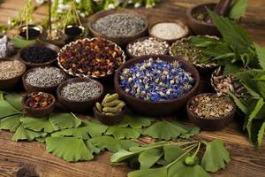 Remedio natural, medicina herbal y fondo de mesa de madera.