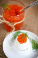 huevo cocido con caviar rojo foto