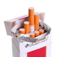 paquete de cigarrillos aislado foto