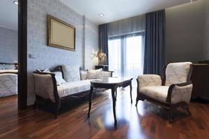 suite de hotel con muebles de estilo clásico foto