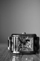 reloj de pulsera en blanco y negro foto