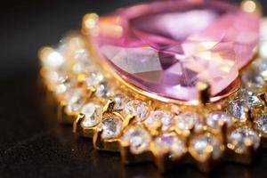 joya corazón de cristal rosa rodeado de pequeños diamantes foto