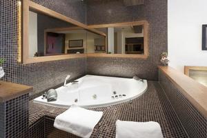bañera de hidromasaje en el interior de la habitación del hotel