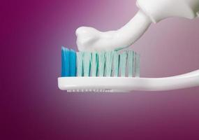 cepillo de dientes con pasta foto