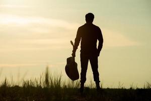 hombre con guitarra acustica foto