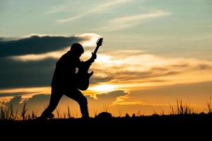 hombre tocando la guitarra foto