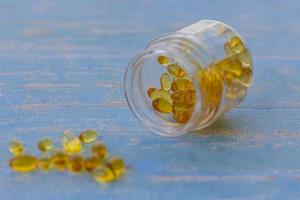 Close-up de botella de pastillas de aceite de pescado foto