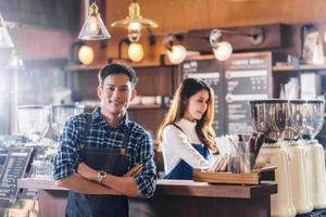 Retrato de jóvenes propietarios de pequeñas empresas asiáticas foto