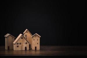 casas de madera sobre fondo oscuro foto