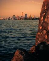 horizonte de la ciudad a través del agua foto