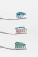 cepillo de dientes y pasta de dientes foto