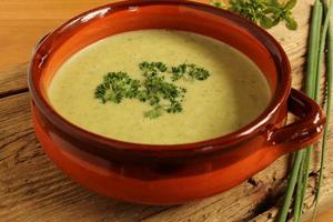 tazón de sopa de hierbas saludables