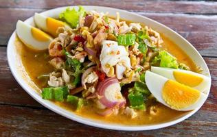 betal nut ensalada de mariscos y chile deliciosa comida tailandesa foto