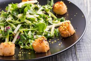 Grilled scallops with crispy green salad