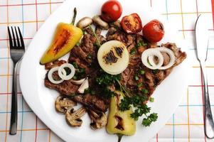 Hermosa comida servida en un plato, carne con ingredientes vegetales naturales foto