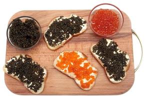 caviar negro y rojo en recipiente de vidrio