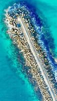 muelle de hormigón rodeado de agua foto