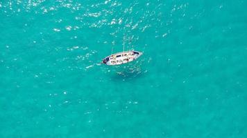 foto aérea de un bote pequeño