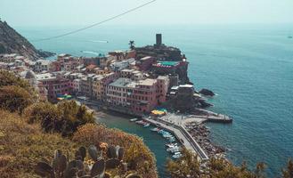 ciudad a la orilla del mar foto