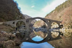 puente de piedra sobre un río foto