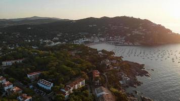 ciudad a la orilla del mar foto