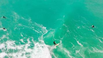 surfistas en el mar foto