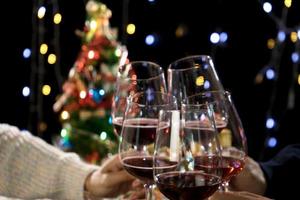 gente tintineo de copas de vino en celebración foto