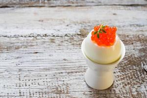 huevo con caviar de salmón rojo foto