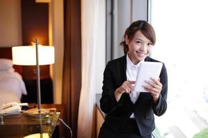 mujer de negocios joven con tablet pc foto