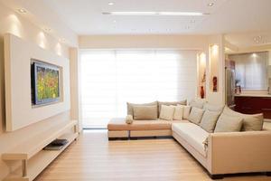 Interior moderno de la sala de estar en tonos blanquecinos.