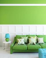 sofá verde en sala verde foto
