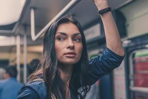 hermosa chica posando en un vagón de metro foto
