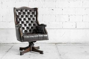 silla negra en sala vintage