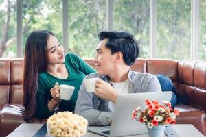 pareja joven tomando café juntos foto